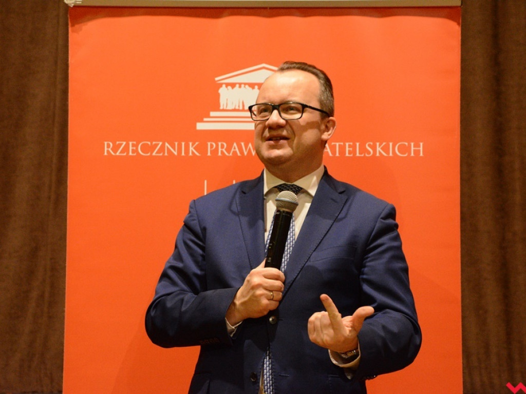 Rzecznik Praw Obywatelskich przywitany we Wrześni bukietami kwiatów i gradem pytań