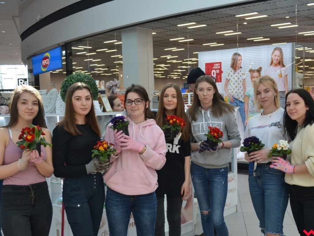 Uczniowie ZSP powitali wiosnę tworząc kwiatowy ogródek w Karuzeli