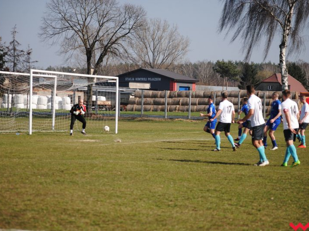 Płomień nadal zaskakuje. Neklanie wygrywają z wyżej notowanym Zrywem Dąbie