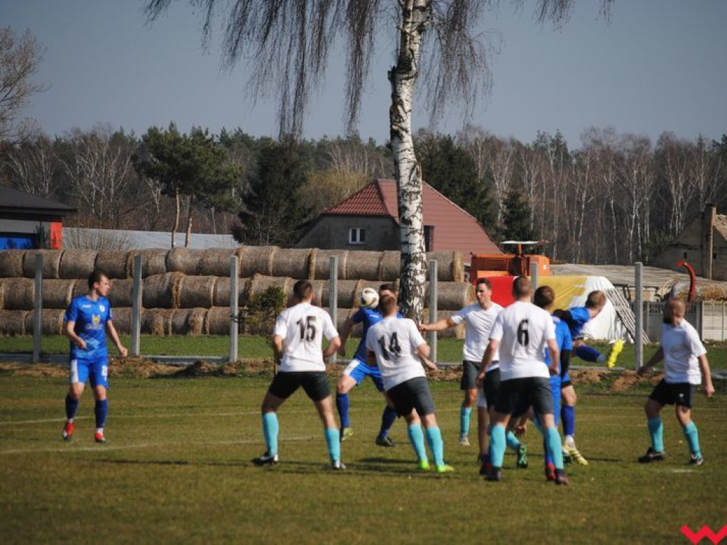 Płomień nadal zaskakuje. Neklanie wygrywają z wyżej notowanym Zrywem Dąbie