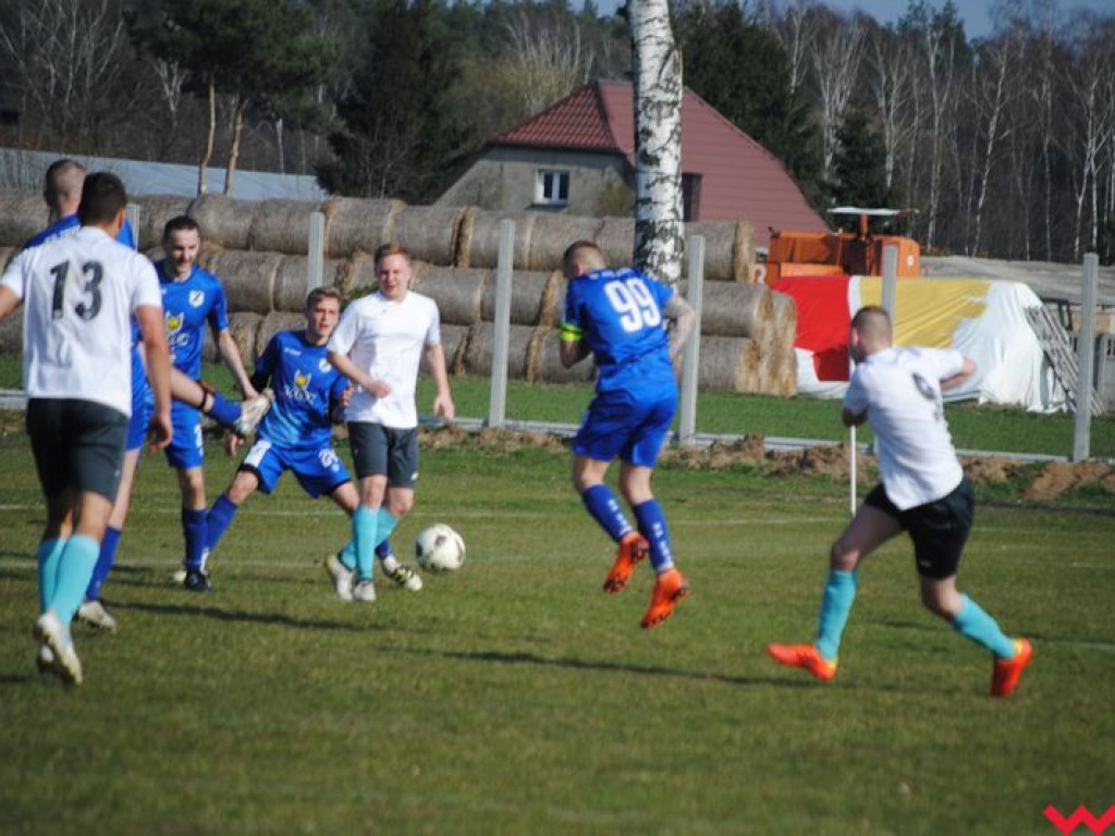 Płomień nadal zaskakuje. Neklanie wygrywają z wyżej notowanym Zrywem Dąbie