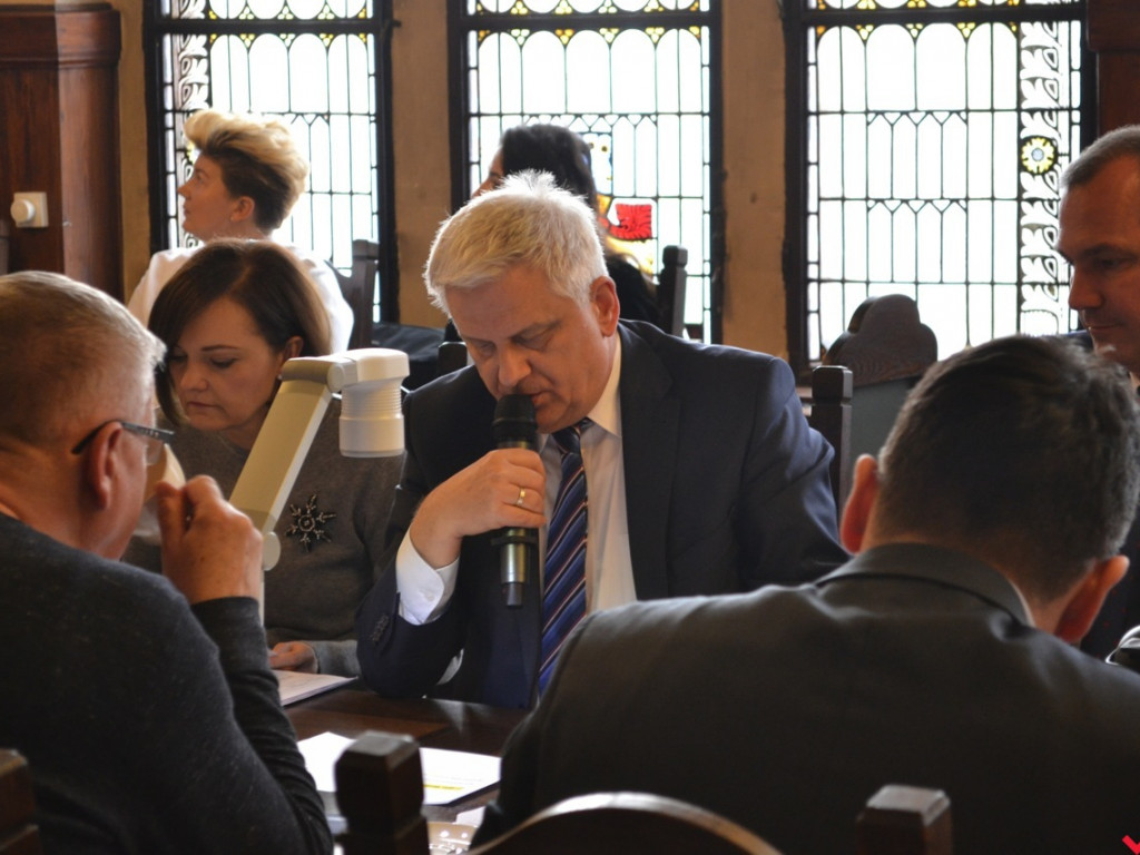 Burmistrz Tomasz Kałużny wyjaśnia przyczyny podwyżek za śmieci