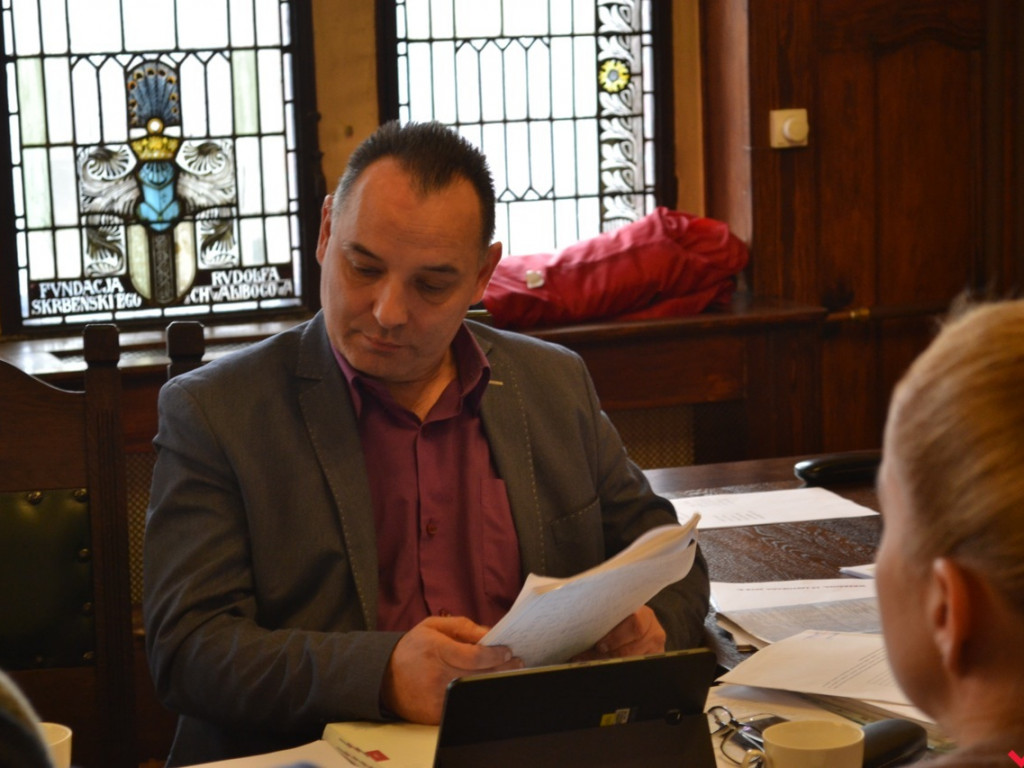 Burmistrz Tomasz Kałużny wyjaśnia przyczyny podwyżek za śmieci