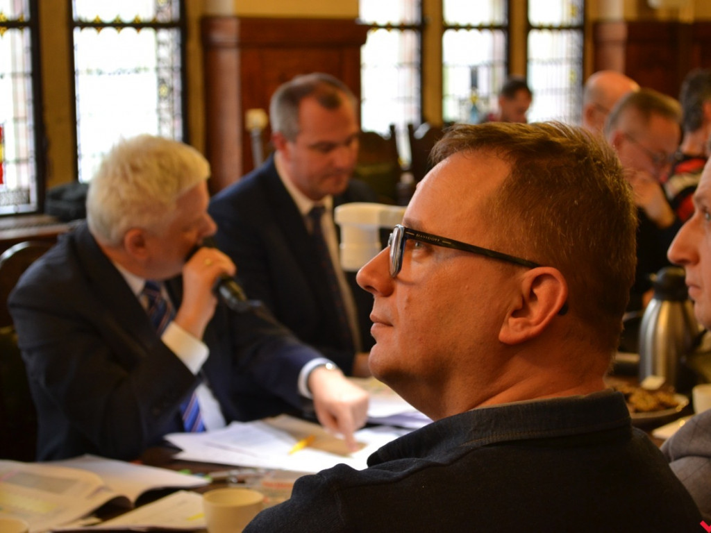 Burmistrz Tomasz Kałużny wyjaśnia przyczyny podwyżek za śmieci