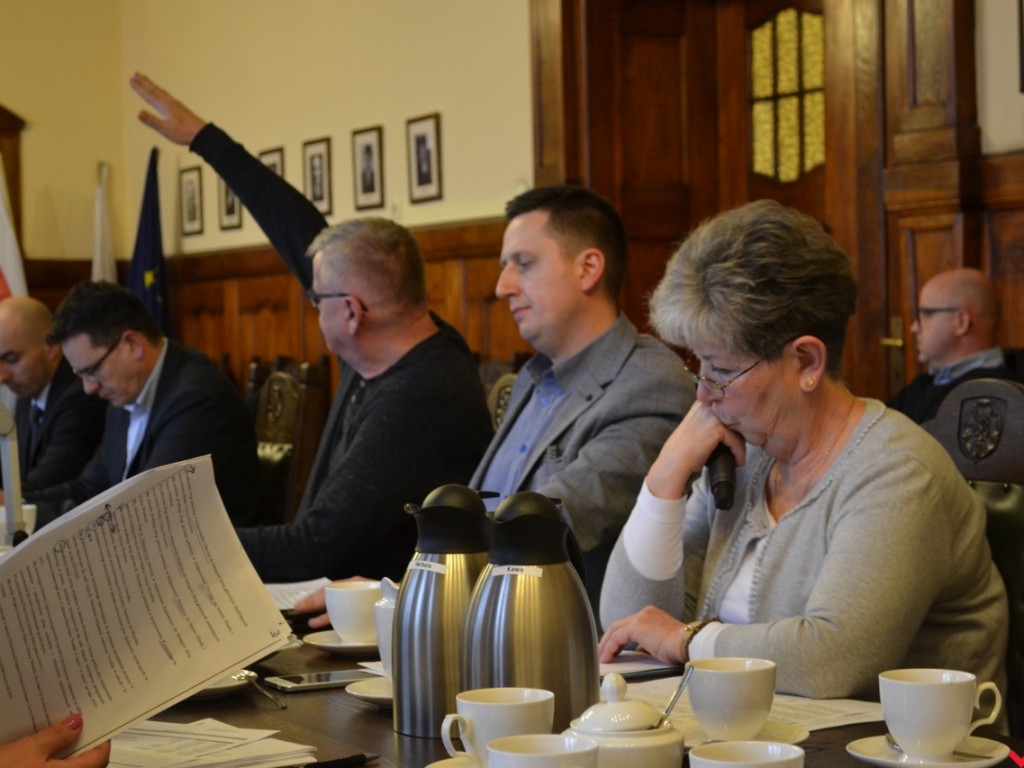 Burmistrz Tomasz Kałużny wyjaśnia przyczyny podwyżek za śmieci