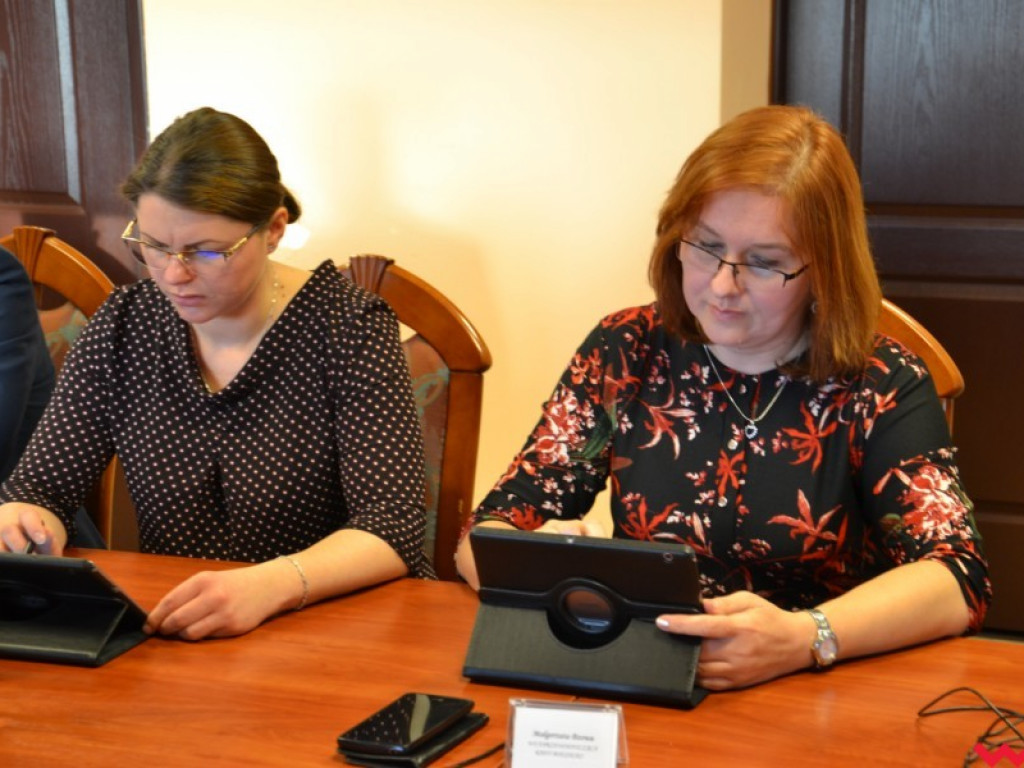 Radni zafundowali sobie tablety, a uczniom stypendia