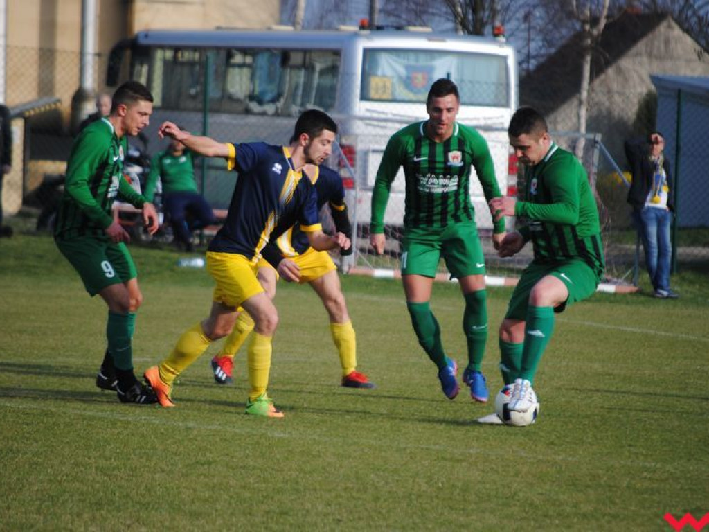 Warta odbiera punkty liderowi. Wyrównany pojedynek na boisku w Pyzdrach