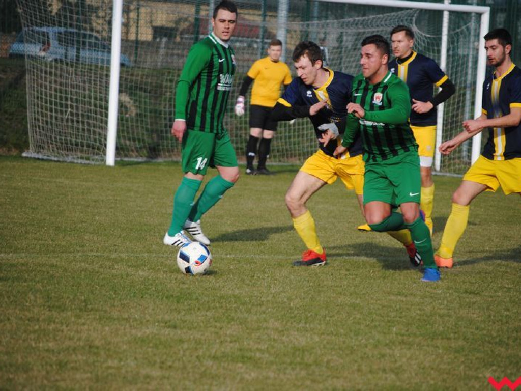 Warta odbiera punkty liderowi. Wyrównany pojedynek na boisku w Pyzdrach