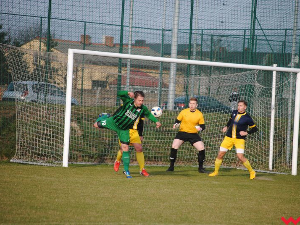 Warta odbiera punkty liderowi. Wyrównany pojedynek na boisku w Pyzdrach