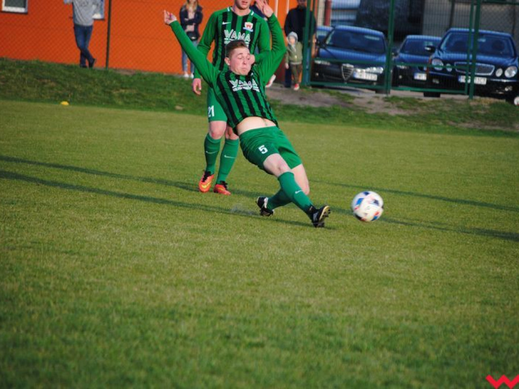 Warta odbiera punkty liderowi. Wyrównany pojedynek na boisku w Pyzdrach