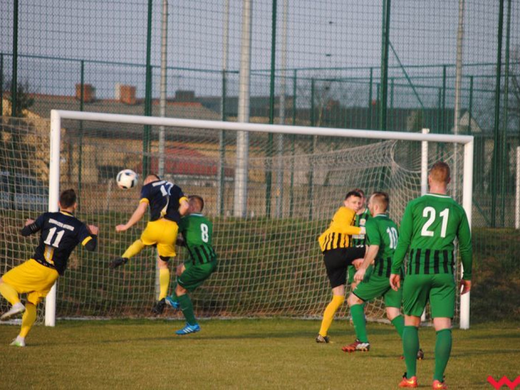 Warta odbiera punkty liderowi. Wyrównany pojedynek na boisku w Pyzdrach