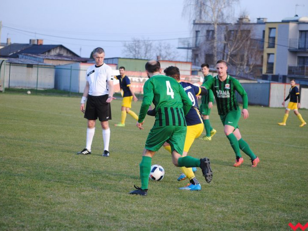 Warta odbiera punkty liderowi. Wyrównany pojedynek na boisku w Pyzdrach