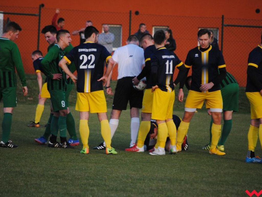 Warta odbiera punkty liderowi. Wyrównany pojedynek na boisku w Pyzdrach