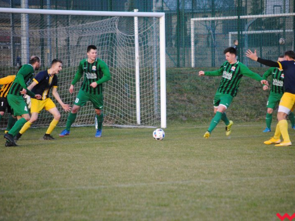 Warta odbiera punkty liderowi. Wyrównany pojedynek na boisku w Pyzdrach