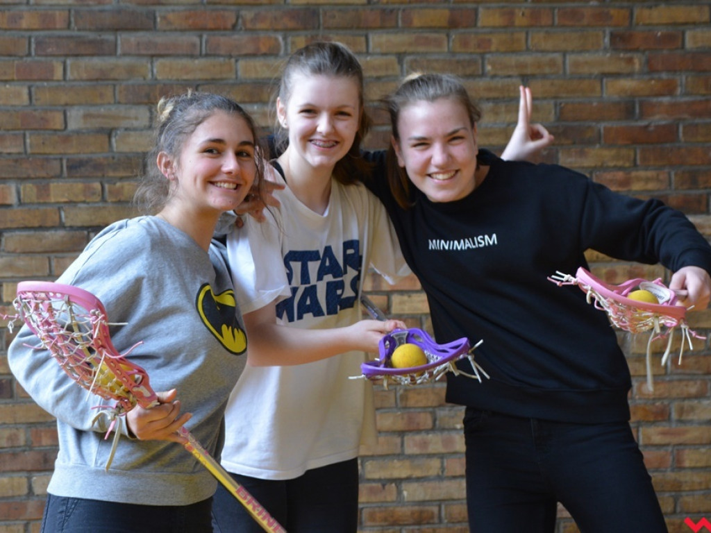 Kandydatki do LO uczyły się podstaw lacrosse, a nauczyciele WF-u uczyli się, jak uczyć