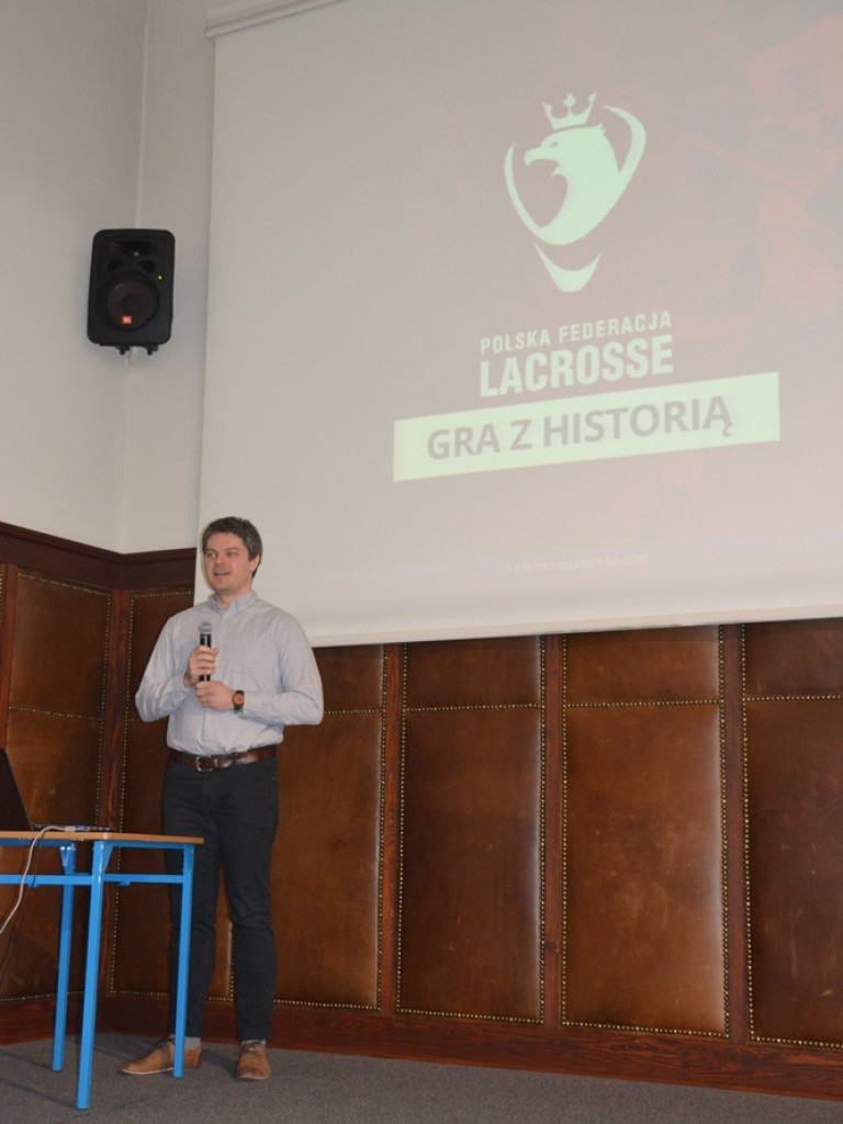 Kandydatki do LO uczyły się podstaw lacrosse, a nauczyciele WF-u uczyli się, jak uczyć