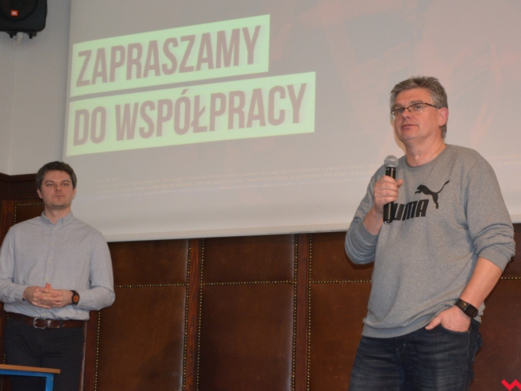 Kandydatki do LO uczyły się podstaw lacrosse, a nauczyciele WF-u uczyli się, jak uczyć