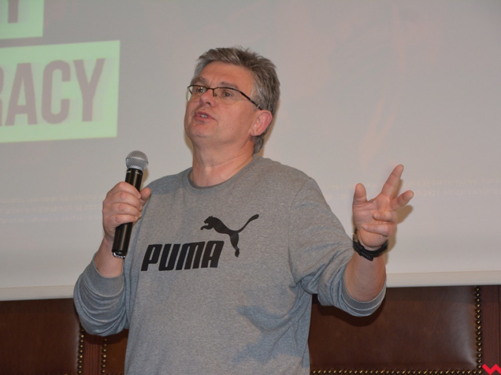 Kandydatki do LO uczyły się podstaw lacrosse, a nauczyciele WF-u uczyli się, jak uczyć