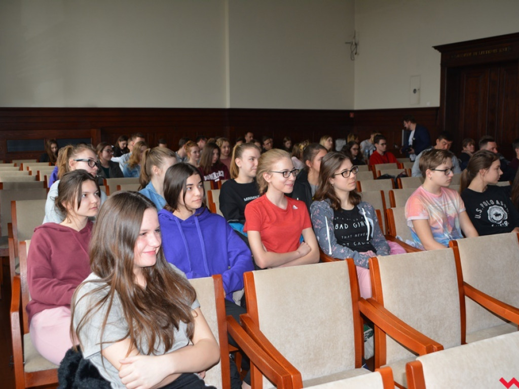 Kandydatki do LO uczyły się podstaw lacrosse, a nauczyciele WF-u uczyli się, jak uczyć