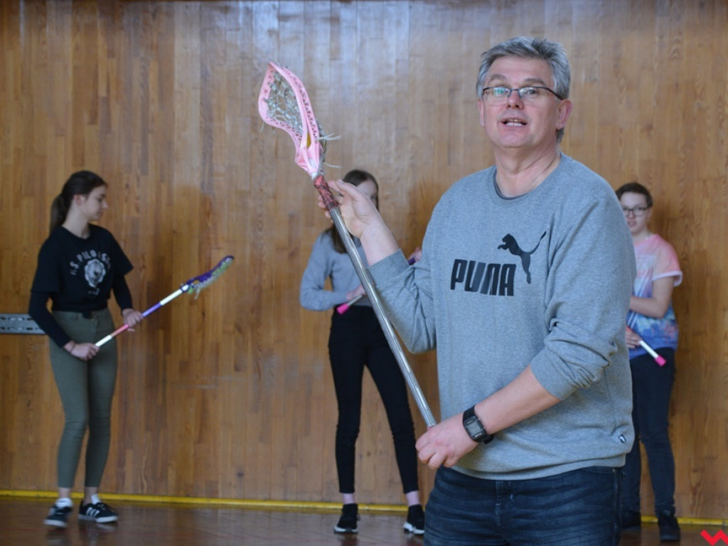 Kandydatki do LO uczyły się podstaw lacrosse, a nauczyciele WF-u uczyli się, jak uczyć