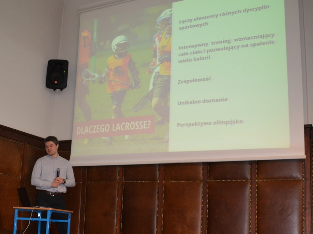 Kandydatki do LO uczyły się podstaw lacrosse, a nauczyciele WF-u uczyli się, jak uczyć