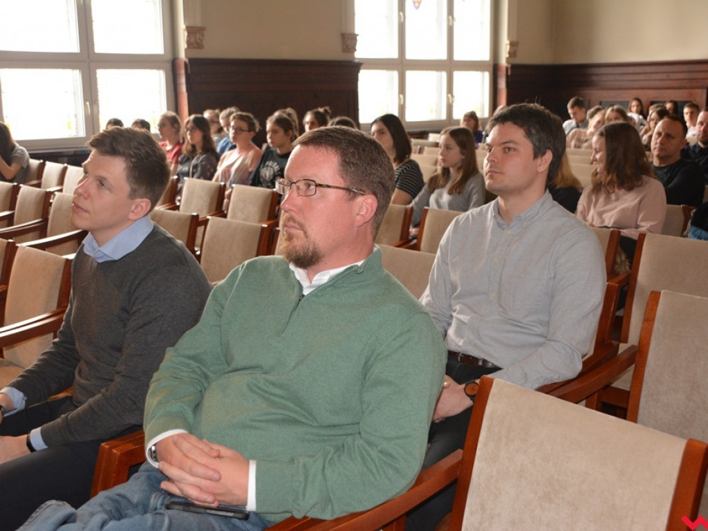 Kandydatki do LO uczyły się podstaw lacrosse, a nauczyciele WF-u uczyli się, jak uczyć