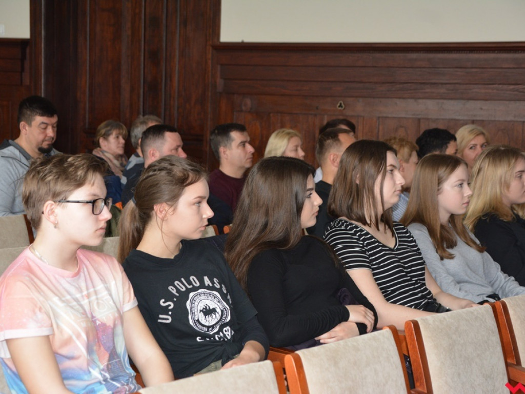 Kandydatki do LO uczyły się podstaw lacrosse, a nauczyciele WF-u uczyli się, jak uczyć