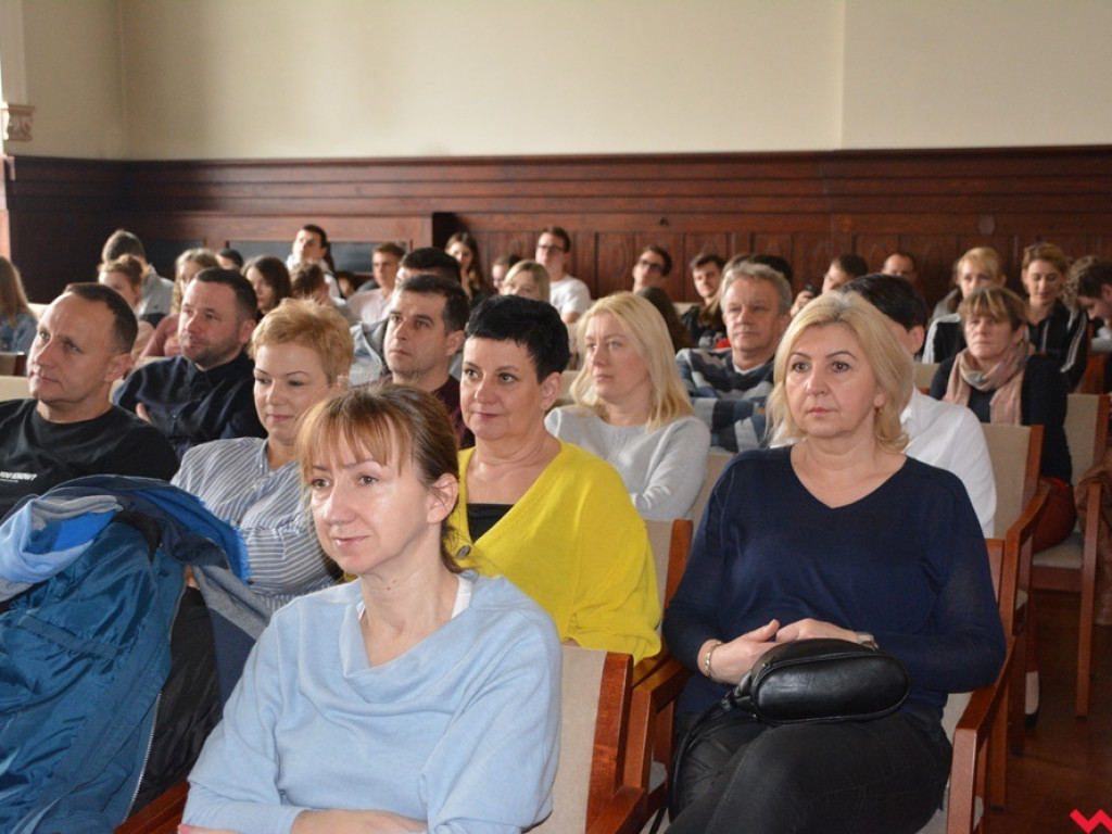 Kandydatki do LO uczyły się podstaw lacrosse, a nauczyciele WF-u uczyli się, jak uczyć