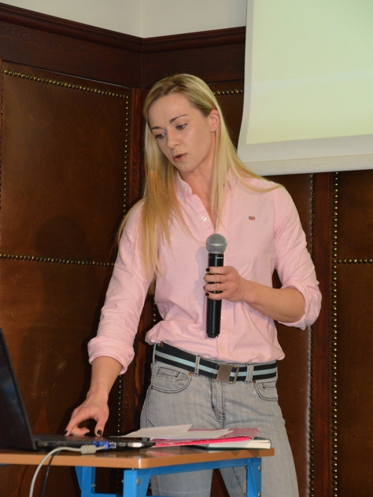 Kandydatki do LO uczyły się podstaw lacrosse, a nauczyciele WF-u uczyli się, jak uczyć