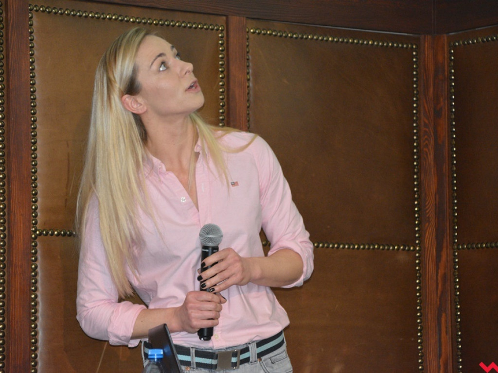 Kandydatki do LO uczyły się podstaw lacrosse, a nauczyciele WF-u uczyli się, jak uczyć