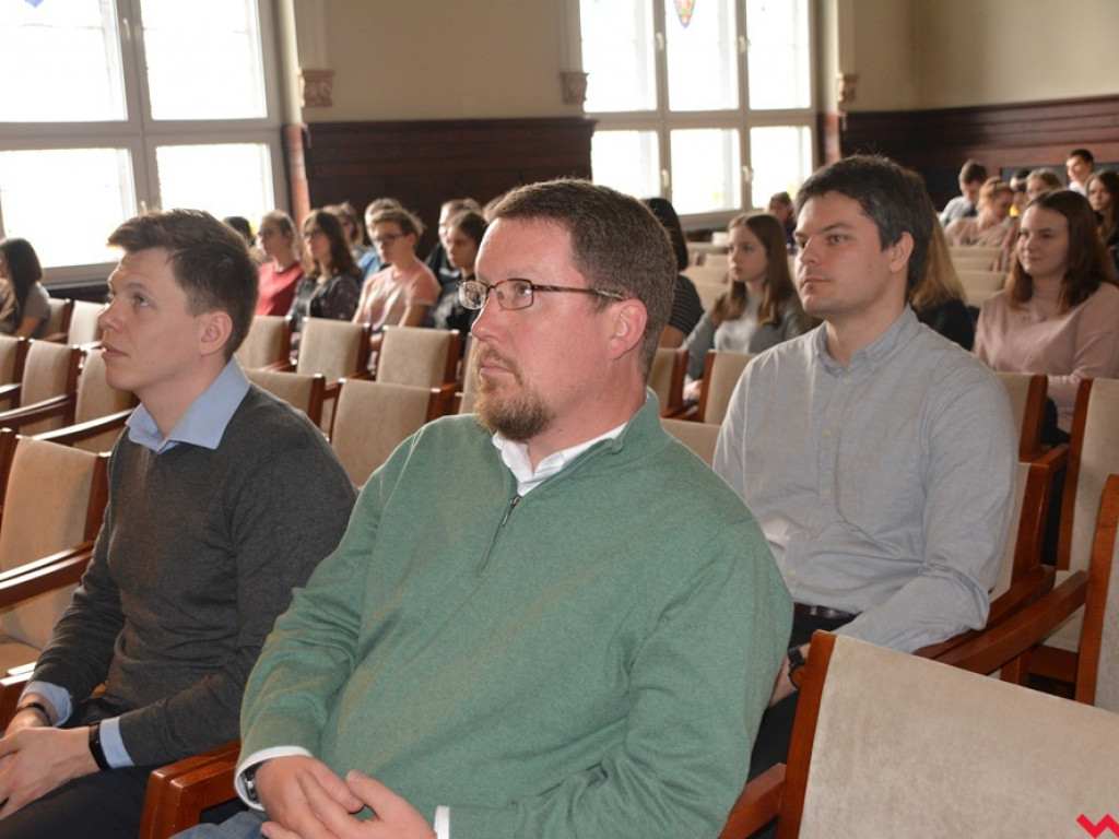 Kandydatki do LO uczyły się podstaw lacrosse, a nauczyciele WF-u uczyli się, jak uczyć