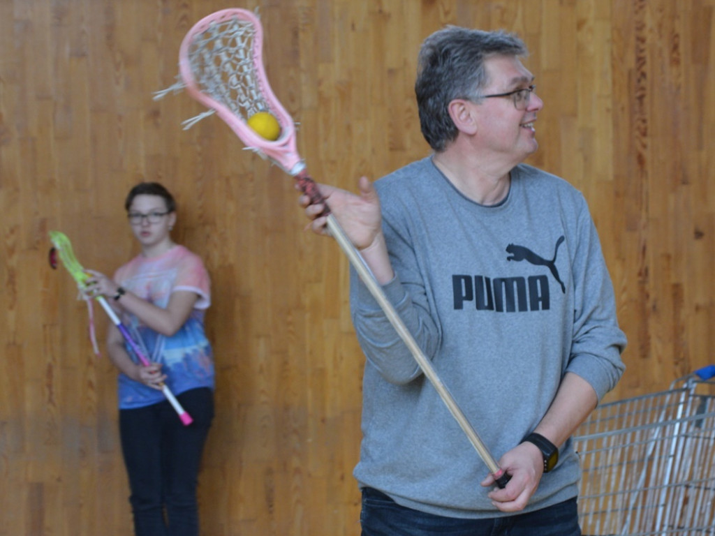 Kandydatki do LO uczyły się podstaw lacrosse, a nauczyciele WF-u uczyli się, jak uczyć