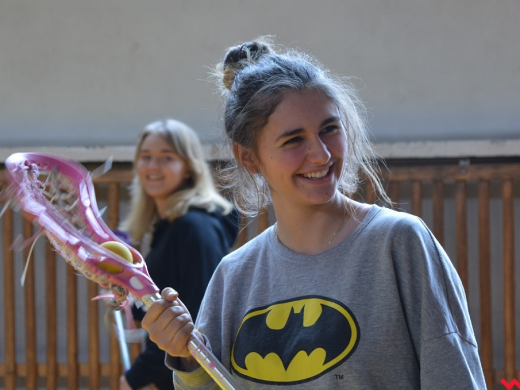 Kandydatki do LO uczyły się podstaw lacrosse, a nauczyciele WF-u uczyli się, jak uczyć