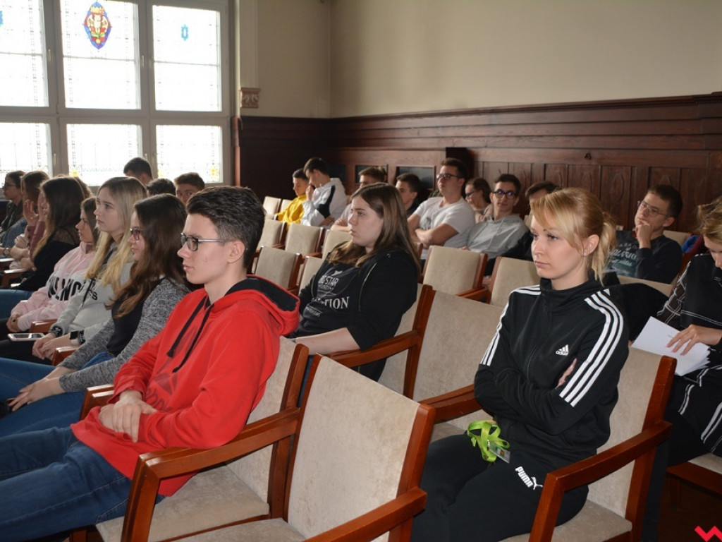 Kandydatki do LO uczyły się podstaw lacrosse, a nauczyciele WF-u uczyli się, jak uczyć