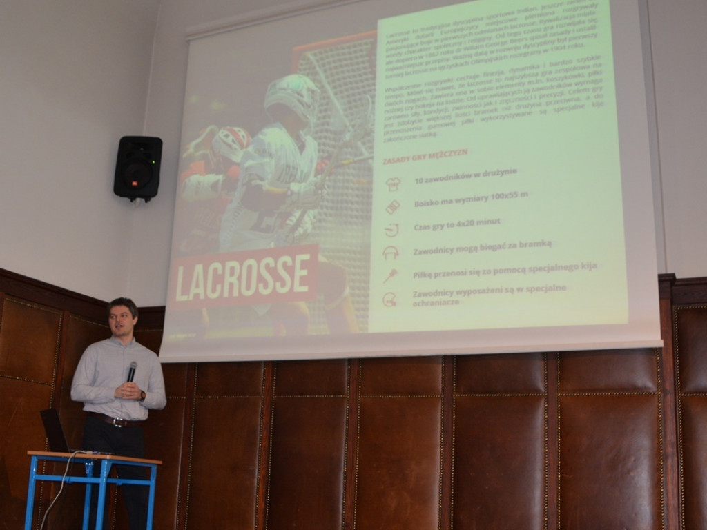 Kandydatki do LO uczyły się podstaw lacrosse, a nauczyciele WF-u uczyli się, jak uczyć