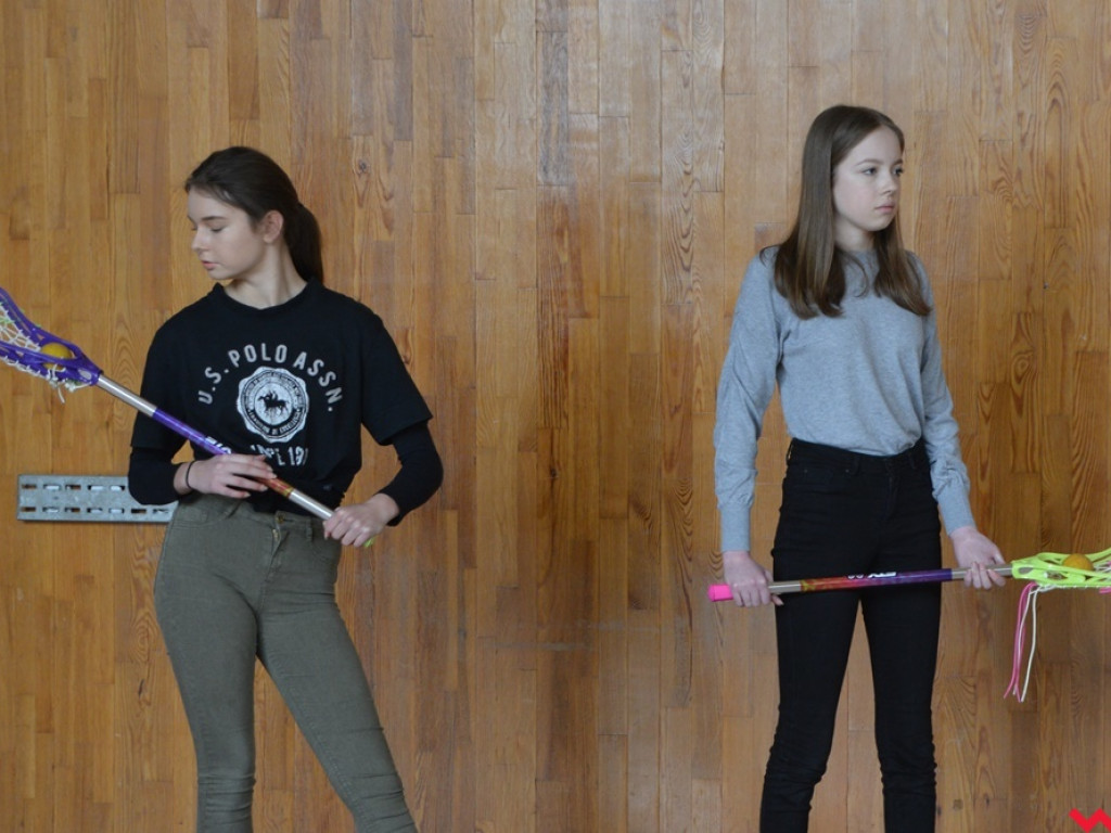 Kandydatki do LO uczyły się podstaw lacrosse, a nauczyciele WF-u uczyli się, jak uczyć