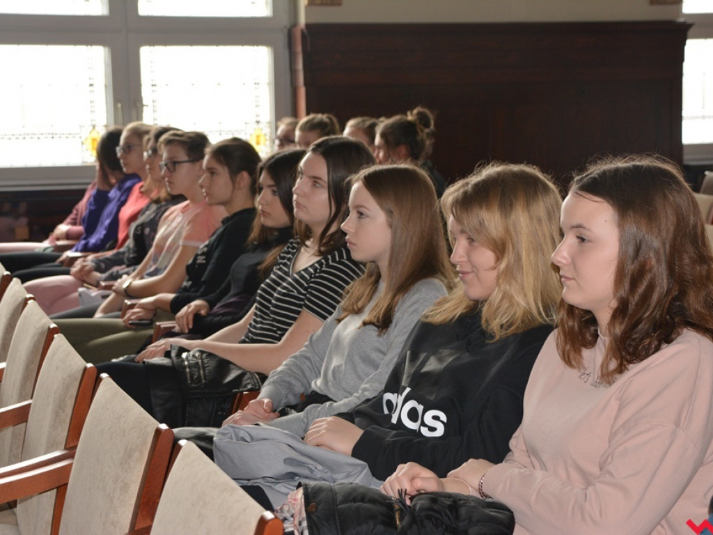 Kandydatki do LO uczyły się podstaw lacrosse, a nauczyciele WF-u uczyli się, jak uczyć