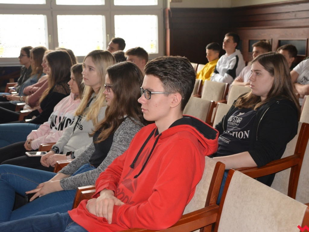 Kandydatki do LO uczyły się podstaw lacrosse, a nauczyciele WF-u uczyli się, jak uczyć