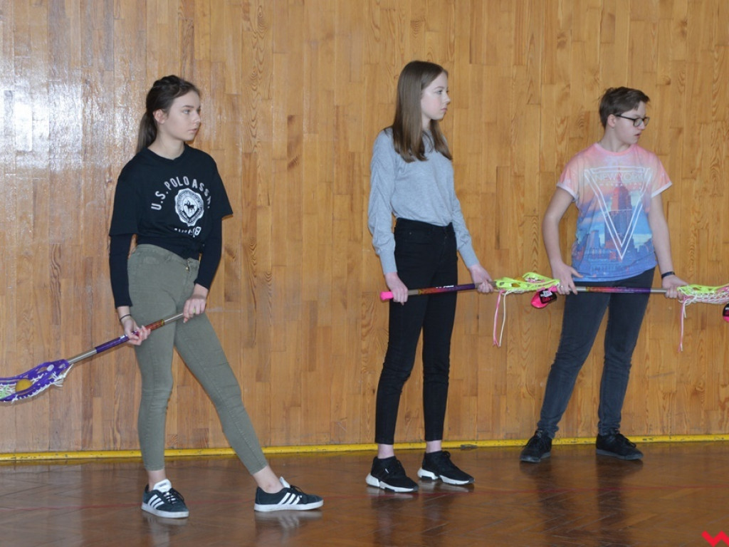 Kandydatki do LO uczyły się podstaw lacrosse, a nauczyciele WF-u uczyli się, jak uczyć