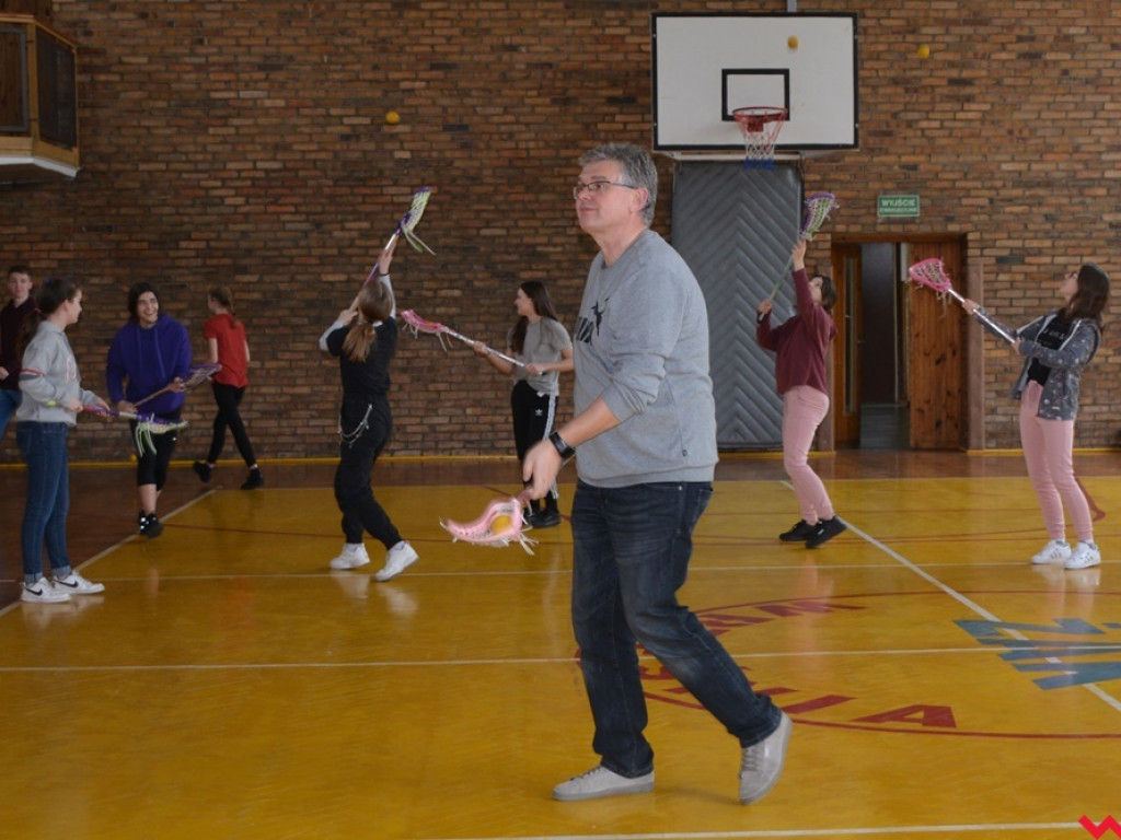 Kandydatki do LO uczyły się podstaw lacrosse, a nauczyciele WF-u uczyli się, jak uczyć