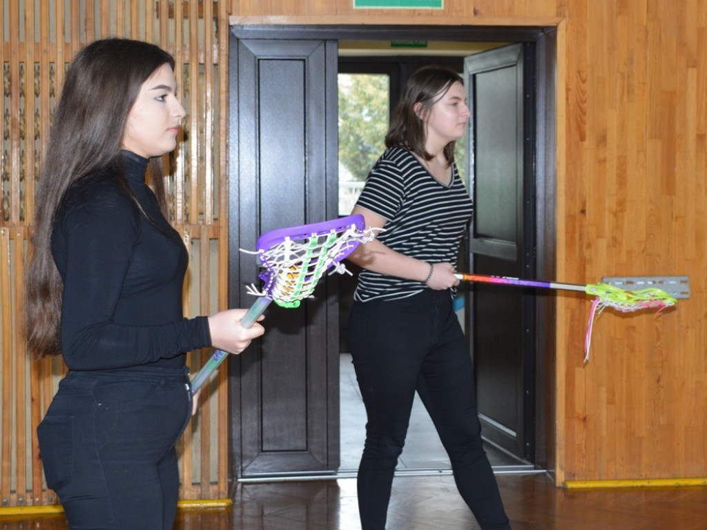 Kandydatki do LO uczyły się podstaw lacrosse, a nauczyciele WF-u uczyli się, jak uczyć