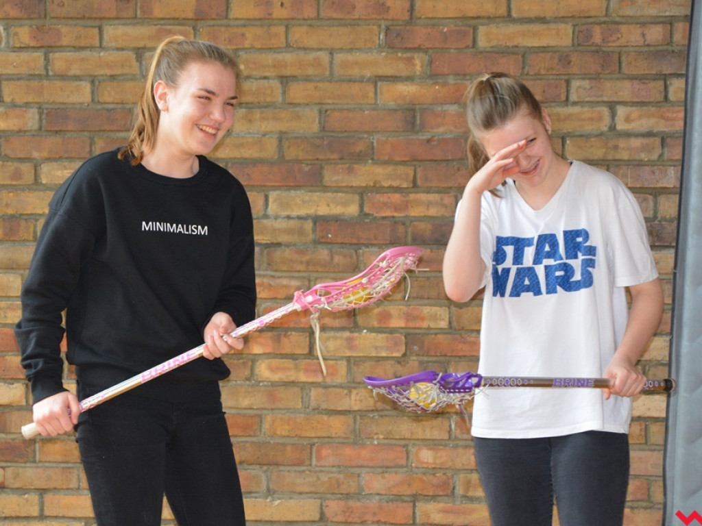 Kandydatki do LO uczyły się podstaw lacrosse, a nauczyciele WF-u uczyli się, jak uczyć