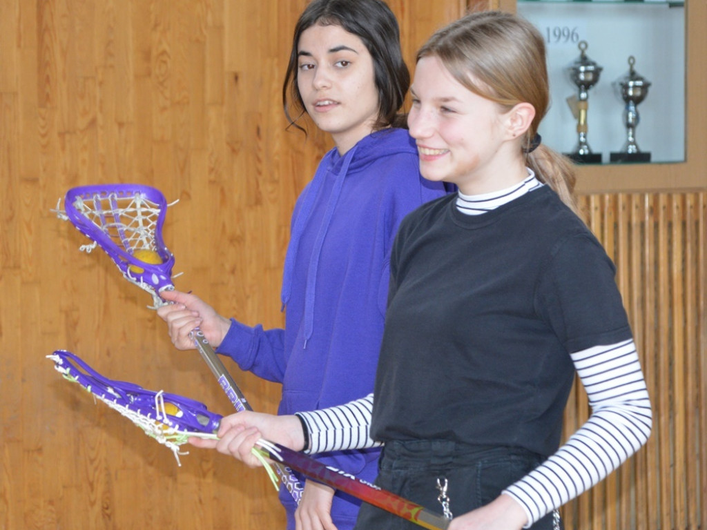 Kandydatki do LO uczyły się podstaw lacrosse, a nauczyciele WF-u uczyli się, jak uczyć
