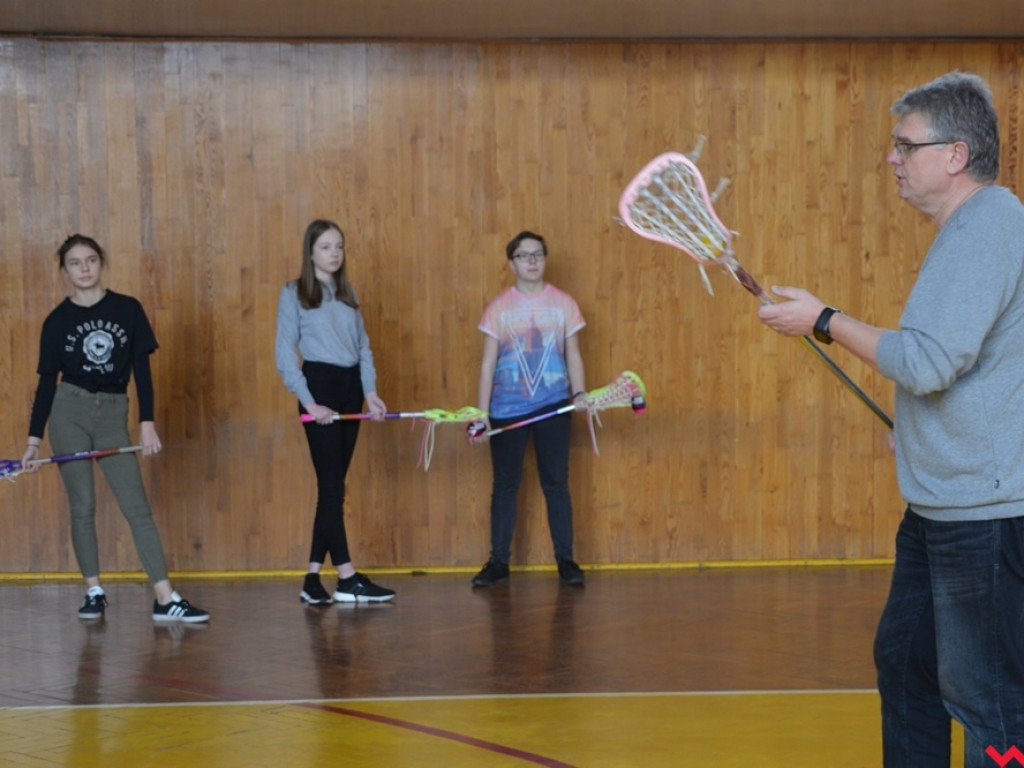 Kandydatki do LO uczyły się podstaw lacrosse, a nauczyciele WF-u uczyli się, jak uczyć