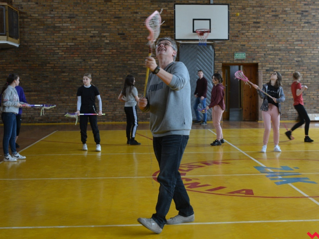 Kandydatki do LO uczyły się podstaw lacrosse, a nauczyciele WF-u uczyli się, jak uczyć