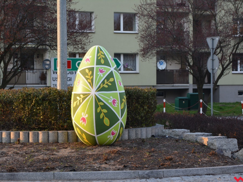 Obsypało pisankami. Wielkanocne dekoracje wróciły na ulice Wrześni