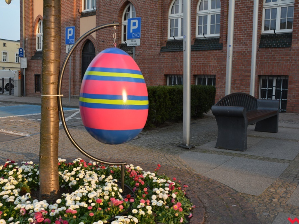 Obsypało pisankami. Wielkanocne dekoracje wróciły na ulice Wrześni