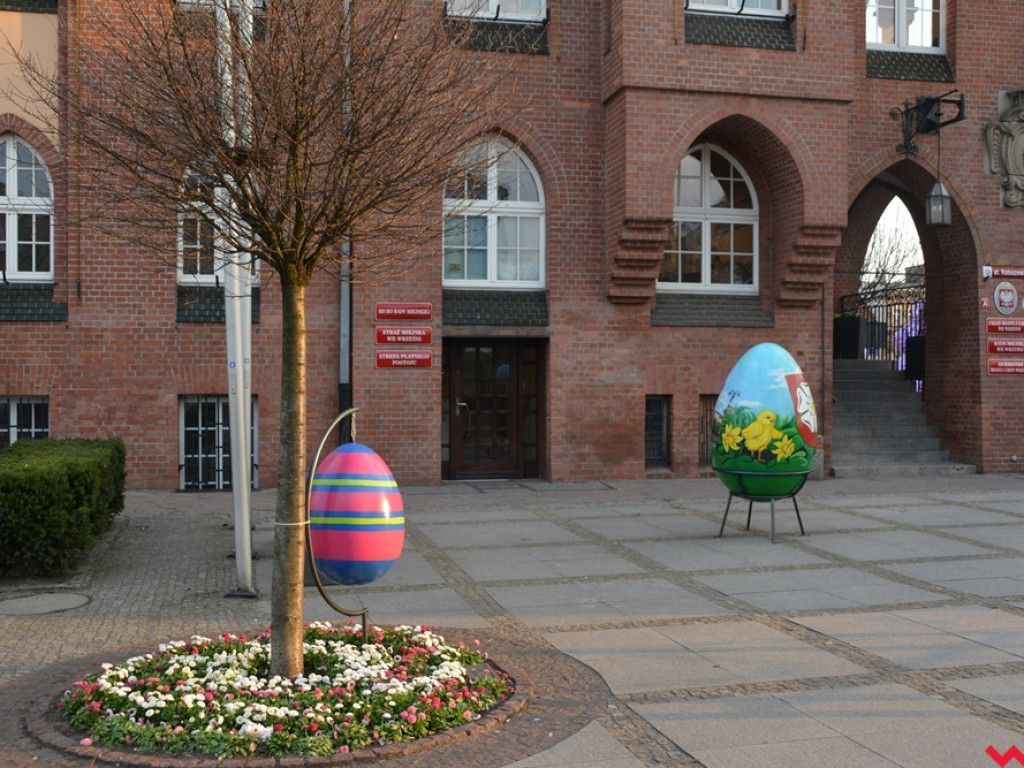 Obsypało pisankami. Wielkanocne dekoracje wróciły na ulice Wrześni