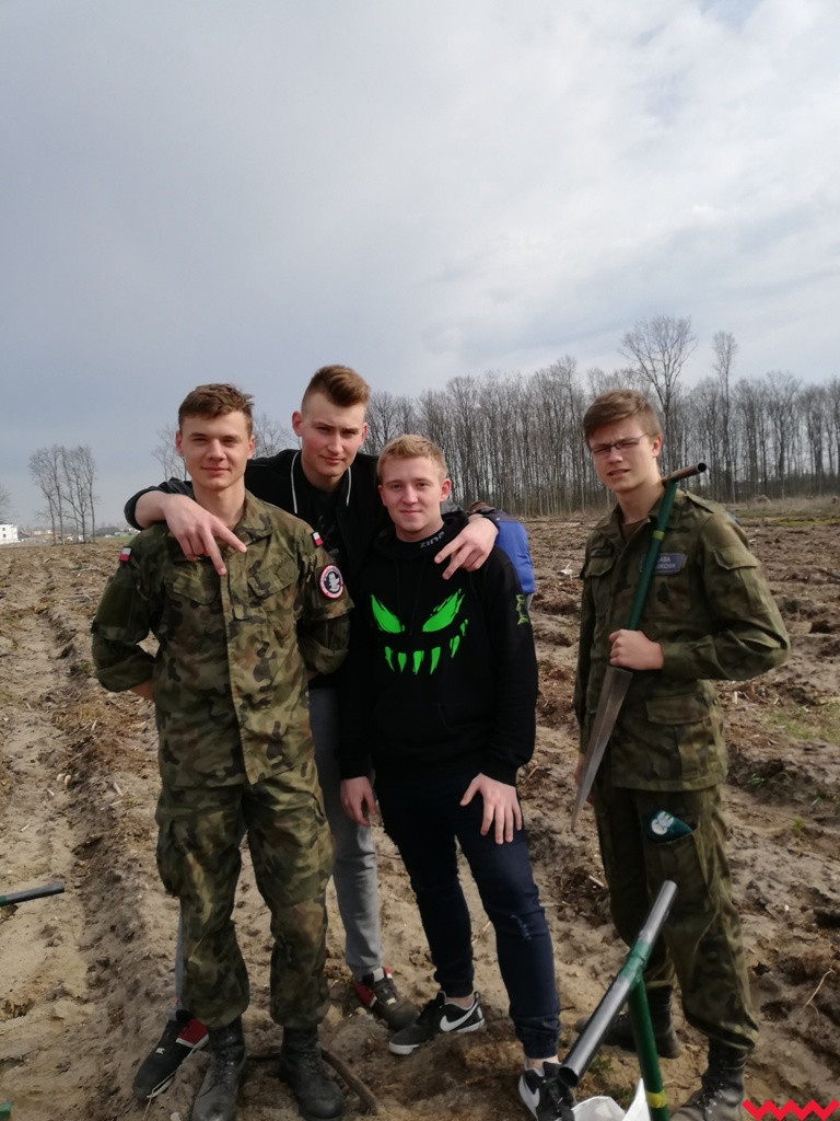 Trwa sadzenie Małpiego Gaju. Do akcji ruszyła Zielona Strona Wrześni z uczniami naszych szkół