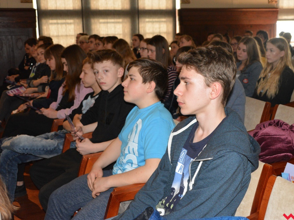 Tłoczno na korytarzach Sienkiewicza. Młodzi zwiedzali przyszłą szkołę